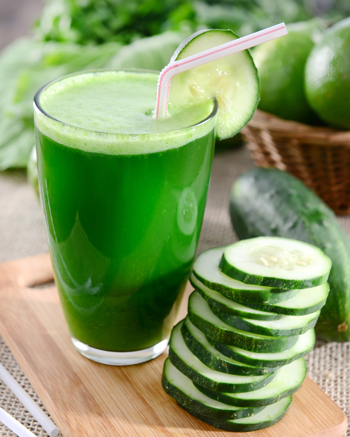 Сок из кабачков. Напитки смузи Smoothie Green. Зелёный смузи детокс. Зеленый сок. Коктейль из огурца.